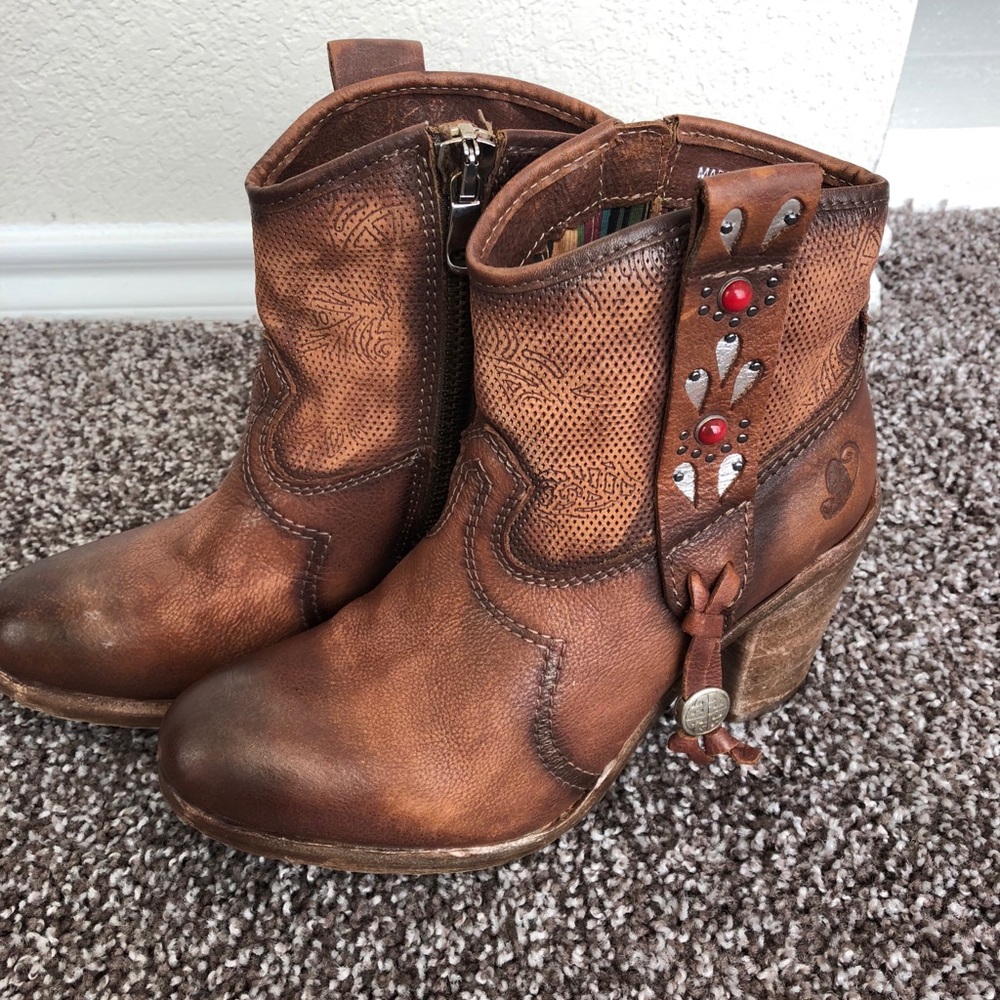 👢👢Beautiful handcrafted Felmini boots👢👢